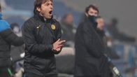 Antonio Conte jakaa ohjeita kentän laidalta. 