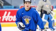 Ville Heinola lähikuvassa alle 20-vuotiaiden jääkiekkomaajoukkueen harjoituksissa.