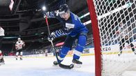 Roni Hirvonen on avopaikassa Sveitsin maalilla, mutta kiekko pyörähtää lavasta ohi maalin.