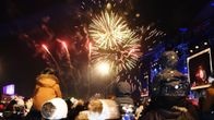 Lapsia ja aikuisia seuraamassa lasten ilotulitusta Helsingin kaupungin järjestämässä lasten uudenvuoden juhlassa Kansalaistorilla Helsingissä 31. joulukuuta 2019.