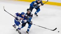 Ville Heinola kamppailee kiekosta Slovakian David Mudrakin kanssa.