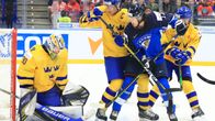 Kuvassa Ruotsin Hugo Alnefelt torjuu. Maalin edessä kamppailevat Adam Ginning, Mattias Norlinder ja Eemil Erholtz.