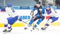 Samuel Helenius tuo kiekkoa hyökkäysalueelle kahden slovakkipelaajan vastustelusta huolimatta.
