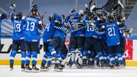 Nuorten Leijonien joukkue tuulettaa villisti välieräpaikkaa Edmontonin MM-kisoissa.