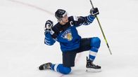 Anton Lundell tuulettaa tasoitusosumaa puolivälierässä Ruotsia vastaan.