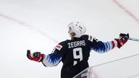 Yhdysvaltain alle 20-vuotiaiden jääkiekkomaajoukkueen Trevor Zegras tuulettaa.