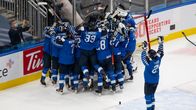 Suomi juhli villisti MM-pronssia nuorten arvokisoissa Edmontonissa.