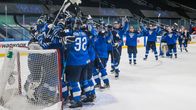 Nuoret Leijonat kerääntyi Kari Piiroisen ympärille juhlimaan MM-pronssia Edmontonissa.