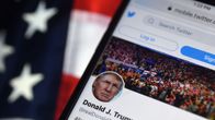 Donald Trumpin Twitter-tili puhelimen näytöllä.