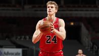 Lauri Markkanen vapaaheittoviivalla. 
