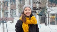 Saamelainen Laura Feodoroff seisoo ulkona Helsingissä talvivaatteet päällään. Taustalla näkyy kartta Pohjois-Suomesta.
