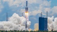 Tulipyrstöinen raketti nousemassa taivaalle. 