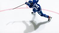 Auston Matthews laukoo. 