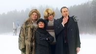 Ismo Apell (vas.), Karoliina Kudjoi, Aku Hirviniemi ja Eino Heiskanen Hymyä!-sarjan ensimmäisenä kuvauspäivänä Tampereella.