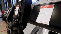 Suljettuja Veikkauksen peliautomaatteja helsinkiläisessä marketissa.