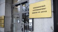 Oikeusministeriön sisäänkäynti ja kyltti Helsingissä. 