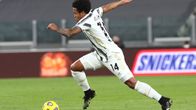 Weston McKennie juoksee pallon kanssa. 