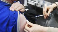 Hoitaja antaa rokotuksen Astra Zenecan rokotteella koronarokoteasemalla Vantaalla Sanomalassa torstaina 11. maaliskuuta 2021.