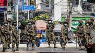 Myanmarin armeijan sotilaita Yangonin kadulla.