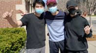 Opiskelijat Raikun Liang (vas.) Peter Yung (kesk.) ja Sam Chai (vas.) poseeraavat kameralle.