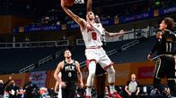 Zach LaVine nousemassa korille.