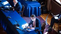Valtiovarainministeri Matti Vanhanen syventyy matkapuhelimeensa. Taustalla opetusministeri Jussi Saramo.