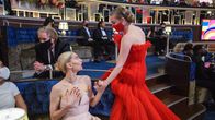 Vanessa Kirby ja Amanda Seyfried 