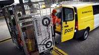 Postin työntekijä pakkaa paketteja kuljetusta varten