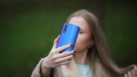 Valokuvat ovat someajan kauppatavaraa, jolla saadaan näkyvyyttä ja lisää seuraajia. Nuori nainen ottamassa selfietä. 