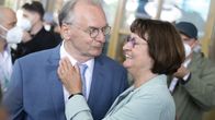 Reiner ja Gabriele Haseloff katsovat toisiaan, Gabriele hymyilee leveästi. 