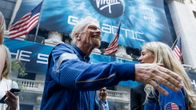 Brittiläinen Virgin-imperiumin luoja Richard Branson New Yorkin pörssitalon edessä.