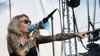 Huora-yhtyeen laulaja Anni Lötjönen esiintyy Rockfest-festivaaleilla Hyvinkäällä.