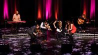 Blazin’ Fiddles -yhtyeen jäsenet tulevat Skotlannin ylämaalta ja saarilta. Viulunsoiton mestarit tunnetaan kaikkialla Euroopan kansanmusiikkipiireissä. Kuva: Sean Purser