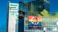 Stop fuelling war -banderolli Fortumin pääkonttorin seinässä. 