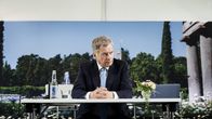 Sauli Niinistö pöydän ääressä.