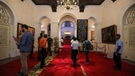 Toimittajia katselemassa presidentin asunnon tuhoja  Colombossa Sri Lankassa. 
