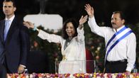 Ortega ja Murillo heiluttavat, Felipe seuraa vieressä.