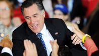 Mitt Romney kannattajiensa ympäröimänä.