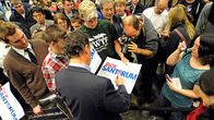 Rick Santorum jakaa nimikirjoituksia ja puhuu kannattajiensa kanssa kampanjatapahtumassa.