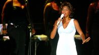 Whitney Houston esiintymässä Bangkokissa heinäkuussa 2004.