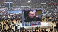 Vladimir Putin puhuu kampanjatilaisuudessaan Luzhniki-stadionilla.
