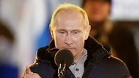 Vladimir Putin puhuu lavalla.