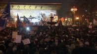 Mielenosoittajia lippuineen esiintymislavan edustalla