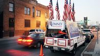 Mitt Romneyn kampanjamainoksilla koristeltu auto Yhdysvaltain Ohiossa.
