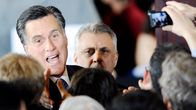 Mitt Romney tervehtii kannattajiaan Bostonissa