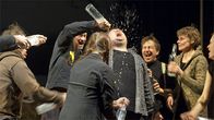 Näytelmä Kahdeksan surmanluotia Teatteri Vanhassa Jukossa Lahdessa
