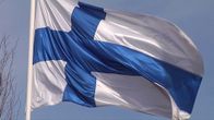 Suomen lippu liehuu.