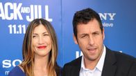 Adam Sandler saapui vaimonsa Jackien kanssa ensi-iltaan Westwoodiin Californiaan 6. marraskuuta 2011.