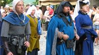 Sotilas vartioi arvokkaampien henkilöiden markkinamatkaa.