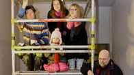 Pekilon Vinttigalleriassa kuraattorin (oik.) kanssa paikkoja tutkailevat Sampsa Virkajärvi, Elina Ruohonen ja Martta Tuomaala. Mukana pilkistävät myös Sampsa Virkajärven lapset.

